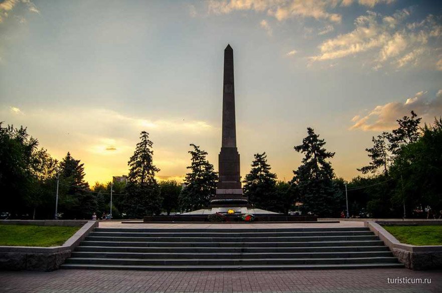 памятник на Площади Павших Борцов
